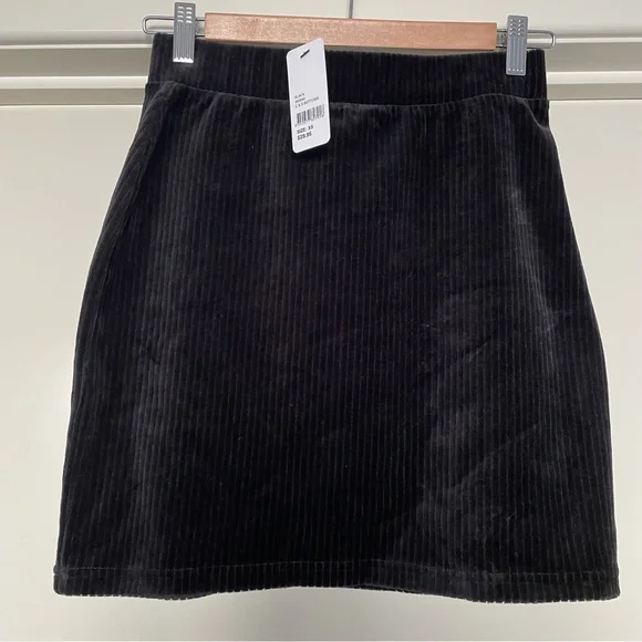 Sportsgirl Black Velvet Corduroy Mini Skirt 🖤💕
Quality🫰 Comfy fit 💗 - Picture 2 of 5
